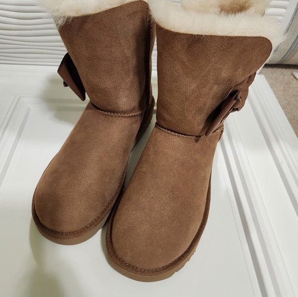 UGG leather bow on the size boots - Picture 4 of 8